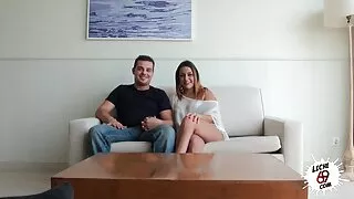 أعطت الزوجة زوجها اللسان ونهضت بأسلوب هزلي من أجل الشرج مواقع سكسيه نار الجميل