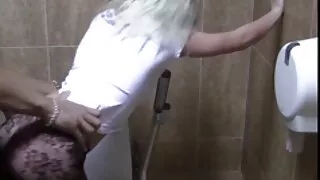 الزوج كيتوموب سكسي تصويره على الكاميرا في حين سخيف زوجته في المنزل