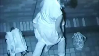 الرجل الملاعين وشم امرأة سمراء على الأريكة الجلدية موقع سكسي مترجم
