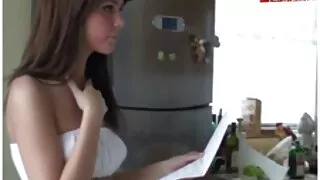 الزوج يضاجع عشيق شاب في الغرفة مواقع سكسي اجنبي بينما زوجته في المطبخ