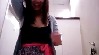 أخذت امرأة سمراء قبالة فستانها موقع سكسي عنيف القصير وأخذت الاستمناء عاطفي