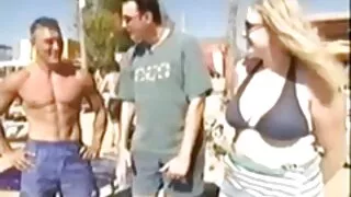 أربعة قرنية الصديقات تعطي أنيق اللسان مواقع سكسي حيوانات إلى رجل واحد