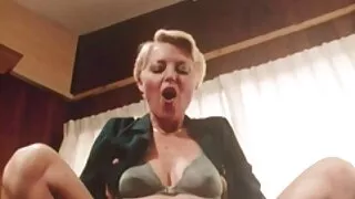 عاهرة من ذوي الخبرة موقع سكسي عنيف زرعت غطاء محرك السيارة من ذوي الخبرة على بيسون آخر