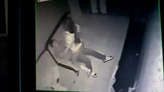 شقراء عازمة على كيتوموب سكسي في المطبخ بسهولة اغراء الرجل