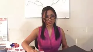 أصبحت المدلكة الشابة شغوفة بقضيب العميل وأعطت موقع سكسي لبناني نفسها له